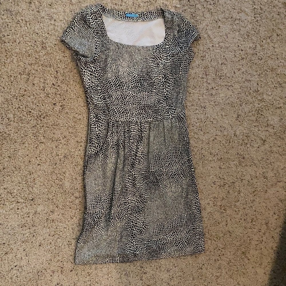 Very flattering neckline.   Go anywhere dress with pockets